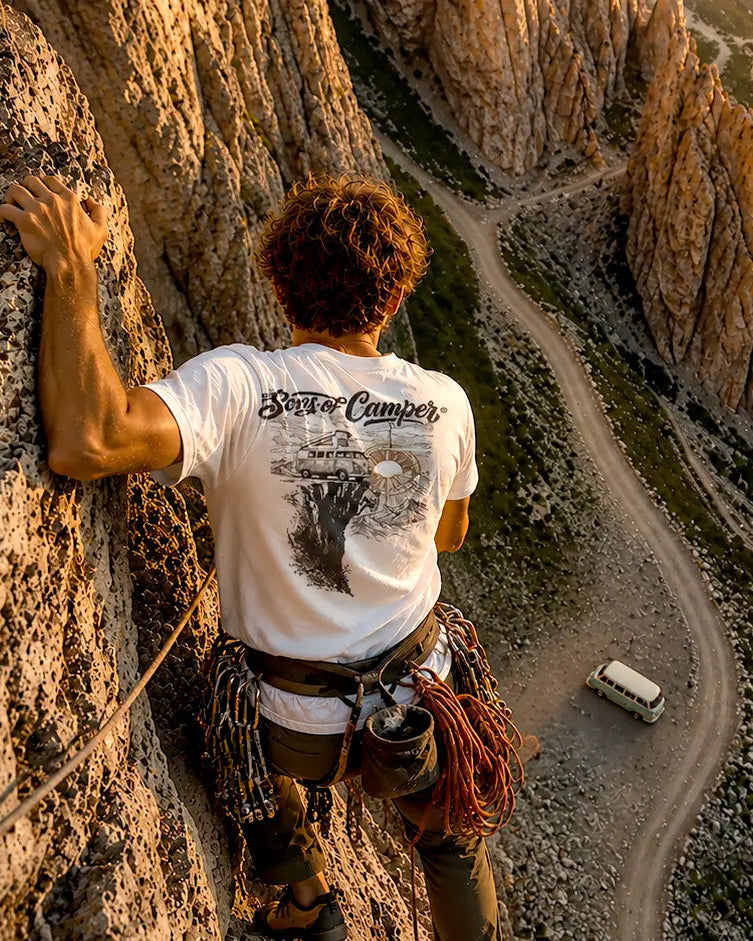 Escalador vistiendo prenda Sons of Camper mientras escala una montaña