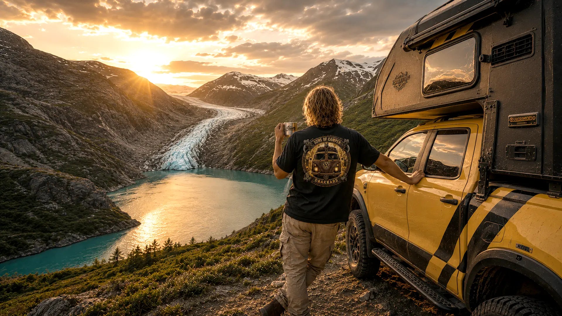 Furgoneta camper clásica en ruta al atardecer frente a la montaña - Sons of Camper